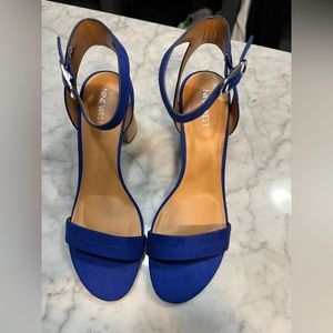 Nine West Size 10 blue strappy shoes